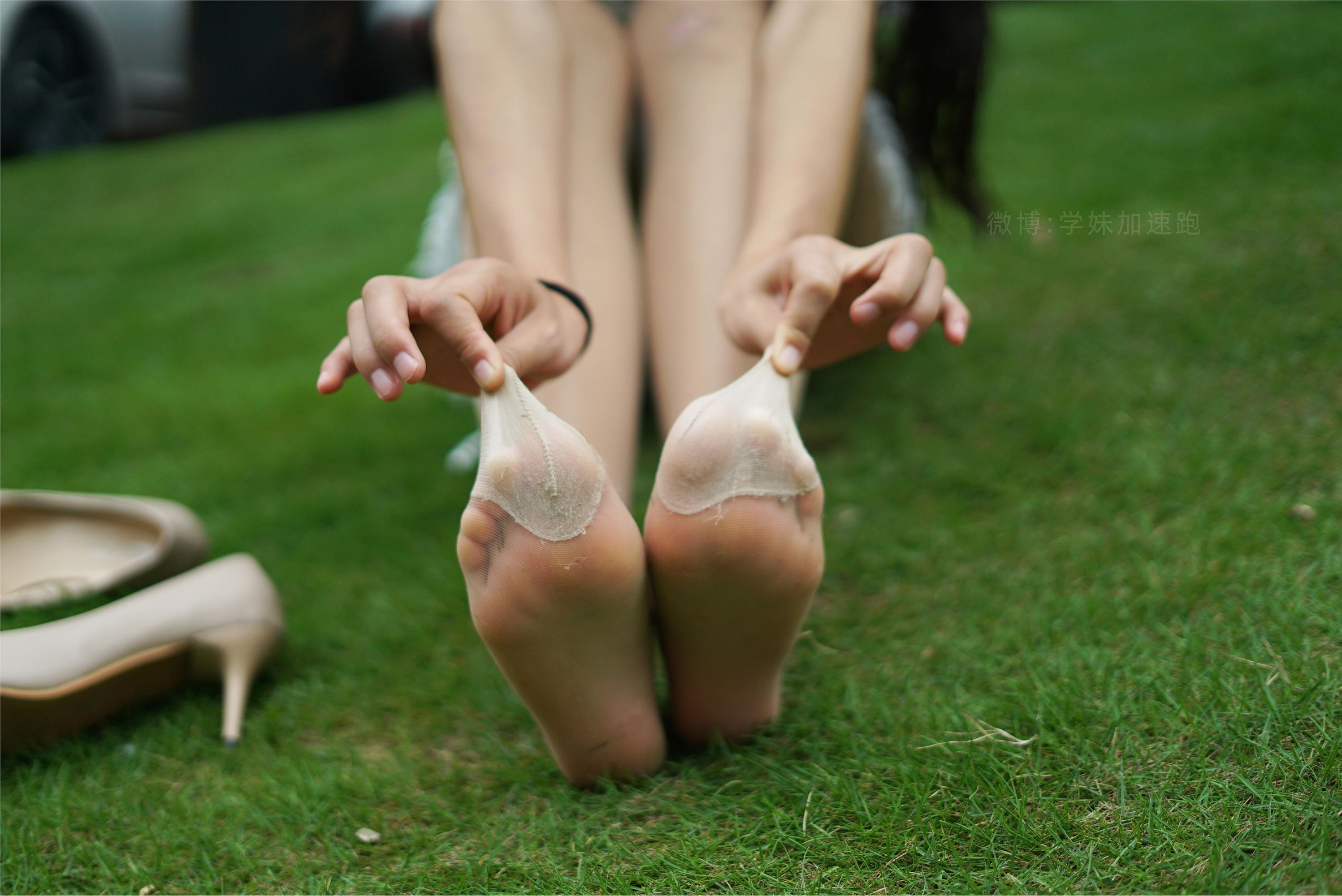 学妹加速跑 XM079《草地上的绿茶jio-鹿酱》